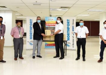 AZMAN Shah Mohd. Yusof (tiga, kanan) menyampaikan sumbangan Northport Malaysia kepada wakil pejabat kesihatan negeri Selangor di Shah Alam, baru-baru ini.