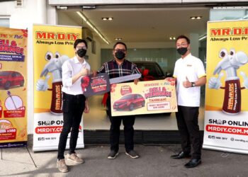 ALEX Goh (kiri) menyerahkan replika hadiah kereta Honda City Hatchback yang dimenangi Rudy menerusi peraduan MR. D.I.Y. dan MR. DOLLAR x P&G Beli & Menang, semalam.