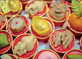 AGAR-AGAR berbentuk kepala babi dan makanan lain disajikan sebagai pengganti daging babi yang semakin mahal ketika ini . - REUTERS