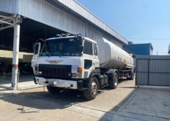 LORI tangki yang disita setelah disyaki menyimpan diesel tanpa kebenaran di sebuah premis di Kawasan Perindustrian Mergong, Alor Setar.