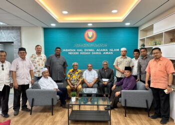 MAHFUZ OMAR (duduk, dua kiri) bersama pemimpin Amanah dan PH Kedah ketika hadir menyerahkan memo bantahan khutbah Jumaat berunsur politik kepada Pengarah JHEAIK, Datuk Abd. Ghani Zulkifli (duduk, tengah) di Pejabat JHEAIK, Alor Setar.