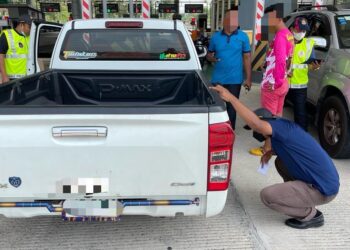 PENGUATKUASA KPDN memeriksa kenderaan warga Thailand yang disyaki menyeleweng minyak diesel dalam operasi di Kompleks ICQS, Bukit Kayu Hitam di Kubang Pasu.