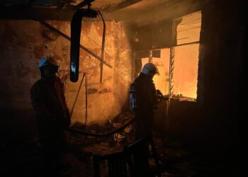 ANGGOTA bomba dan penyelamat bertungkus lumus memadamkan kebakaran di Taman Indah Jabi di Pokok Sena.