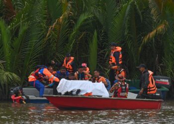 ANGGOTA pasukan mencari dan menyelamat menemukan mayat Zakaria Mat Nong  di Sungai Fikri, Setiu, Terengganu, hari ini. - UTUSAN/PUQTRA HAIRRY ROSLI