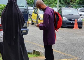 TERTUDUH bertemu dengan bekas isterinya yang juga mangsa selepas membayar denda di Mahkamah Temerloh di Temerloh, Pahang.