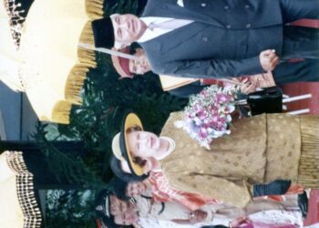 SULTAN Azlan Shah menyambut ketibaan Ratu Elizabeth II ke Malaysia pada 1998.