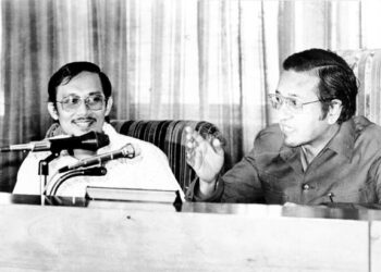 SIDANG akhbar oleh Dr. Mahathir Mohamad mengenai penyertaan Anwar Ibrahim (kiri) dalam UMNO pada 29 Mac 1982. – UTUSAN