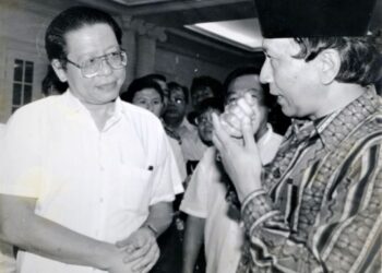 RAIS Yatim menganggap Lim Kit Siang (kiri) sebagai sahabat lama dan menghargai sumbangannya kepada kesan kesedaran berpolitik secara sosial.