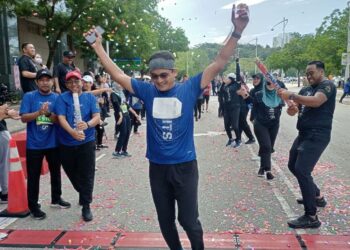 KHAIRUL Dzaimee Daud menamatkan larian 15 km sempena Larian Imigresen 2022 di Putrajaya. - UTUSAN/MOHD HUSNI MOHD NOOR