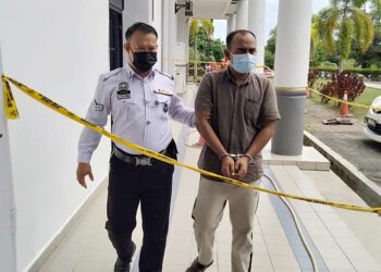 ANGGOTA polis mengiringi suspek selepas pertuduhan kes memandu secara merbahaya hingga mendatangkan kematian di Mahkamah Majistret Sungai Petani, Kedah, hari ini. - UTUSAN/OTHMAN YAHAYA
