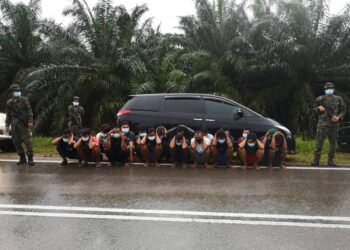 MIGRAN warga Indonesia yang berjaya ditahan dalam operasi khas Jabatan Imigresen yang turut dibantu ATM dan PDRM di Tanjung Sedili, Kota Tinggi, Johor.