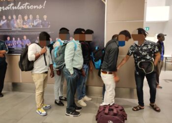 SEORANG pegawai JIM bersama 6 warga asing ditahan menerusi serbuan sindiket penyeludupan warga asing di KLIA2, Sepang, Selangor.