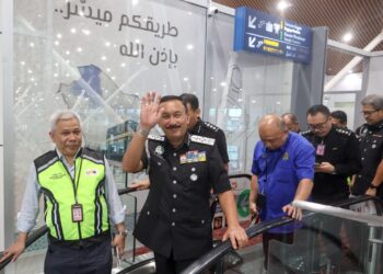 RUSLIN Jusoh ketika meninjau persiapan akhir kaunter imigresen untuk pelepasan jemaah haji di KLIA Terminal 1. - UTUSAN/FAISOL MUSTAFA