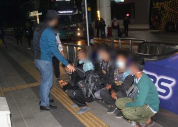 ANTARA PATI yang ditahan masuk ke negara melalui laluan haram menerusi operasi khas JIM di TBS, Kuala Lumpur. - GAMBAR IHSAN JIM