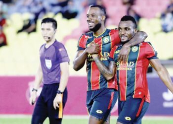 KPAH Sherman (kiri) dan Kipre Tchetche masih bergandingan dalam Liga Malaysia musim depan, namun bukan lagi di Kedah, sebaliknya bersama Terengganu FC.