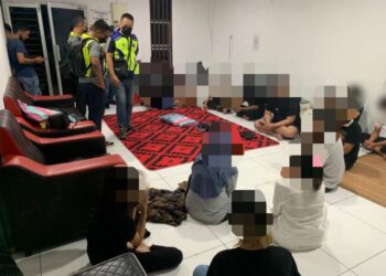 DUA lelaki memiliki satu bungkusan plastik lutsinar berisi bahan disyaki dadah jenis pil ekstasi dan satu ketulan mampat dipercayai dalam serbuan di sebuah inap desa di Alai, Melaka. - UTUSAN/DIYANATUL ATIQAH ZAKARYA