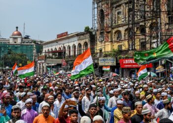 PENDUDUK Islam mengambil bahagian dalam perhimpunan aman menentang penghinaan terhadap Nabi Muhammad di Kolkata, India.-AFP