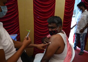 Majoriti penduduk di kawasan luar bandar India enggan mengambil suntikan vaksin Covid-19 kerana terpengaruh dengan maklumat palsu. - AFP