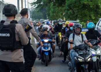 KERAJAAN akan mengenakan sejumlah syarat bagi menghalang pergerakan orang ramai ketika cuti Hari Krismas dan Tahun Baharu 2022.-AFP