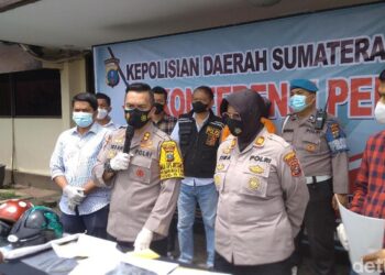 Polis menunjukkan barangan yang dirampas dari lokasi kejadian pembunuhan oleh pemuda di Medan terhadap bapa dan abangnya. - Detik.com