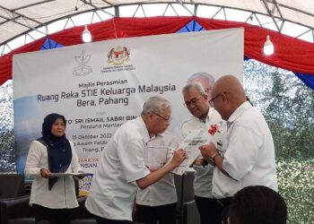 ISMAIL SABRI Yaakob (tengah) menandatangani plak Ruang Reka STIE Keluarga Malaysia sebagai gimik pelancaran Majlis Perasmian Ruang Reka STIE Keluarga Malaysia di Bera, Pahang. - UTUSAN/AZIZAH SHAFIEI