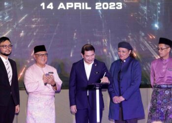 RAFIZI Ramli (tengah) menandatangani gimik pelancaran rancangan realiti televisyen Innovathon di Putrajaya. - UTUSAN/FAISOL MUSTAFA