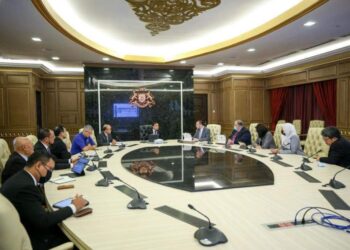 ONN Hafiz Ghazi (tengah) ketika mengadakan pertemuan dengan beberapa pihak di Bangunan Dato’ Jaafar Muhammad di Kota Iskandar, Johor.
