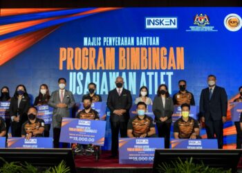 NOH Omar (tengah) dan Menteri Belia dan Sukan, Datuk Seri Ahmad Faizal Azumu (enam dari kiri) bersama penerima dana bantuan perniagaan semasa Majlis Penyerahan Bantuan Program Bimbingan Usahawan Atlet anjuran Insken di ibu negara, hari ini. 