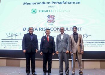 AMINUDDIN Awang (dua kiri) bersama Nor Azman Zainal (dua kanan) bergambar selepas menandatangani MoU antara NUTP dengan Syarikat Takaful Malaysia di Putrajaya. - UTUSAN/FAISOL MUSTAFA