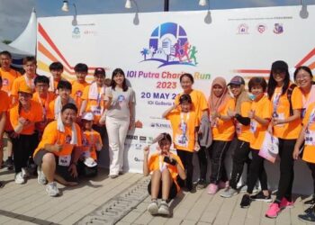 TEO Nie Ching (tengah) bergambar bersama sebahagian peserta yang menyertai program Larian Amal IOI Putra di Bandar Putra, Kulai, Johor Bahru, hari ini.