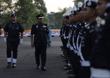 A. Asmadi Abdul Aziz memeriksa anggota polis pada Majlis Peringatan Hari Polis Ke-216 di Ibu Pejabat Polis Daerah (IPD) Putrajaya. - UTUSAN/MOHD HUSNI MOHD NOOR