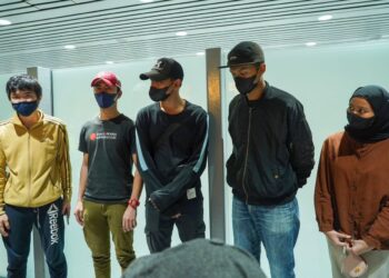 LIMA mangsa penipuan kerja luar negara yang dibawa pulang tiba di Lapangan Terbang Antarabangsa Kuala Lumpur (KLIA). -UTUSAN/MUHAMAD IQBAL ROSLI