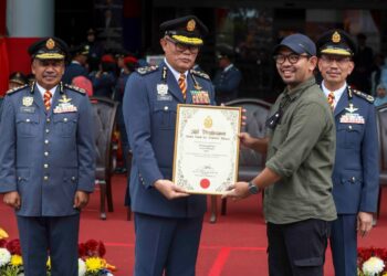 MOHAMAD Hamdan Wahid menyampaikan sijil penghargaan kepada Jurufoto Eksekutif Media Mulia, Muhamad Iqbal Rosli di ibu pejabat JBPM, Putrajaya. -  UTUSAN/FAISOL MUSTAFA