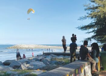 MANDI laut, permainan glider dan menunggang kuda antara aktiviti yang mula dilakukan orang awam 
di sekitar Pantai Irama, Bachok sejak seminggu lalu. – UTUSAN/TOREK SULONG