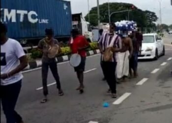 TANGKAP layar video yang memaparkan sekumpulan lelaki berarak mengiringi keranda mayat ke tempat pembakaran di Butterworth, Pulau Pinang yang tular di dalam media sosial kerana didakwa melanggar SOP PKP 3.0.