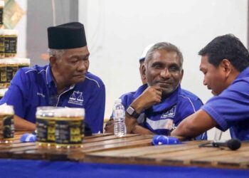 MOHD. Irwan Serigar Abdullah (tengah) pada program Santai Komuniti Kampung dan Anak Muda di Sepang, Selangor. - UTUSAN/FAISOL MUSTAFA