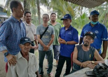 ISHAK@MOHD. FARID SIRAJ  (berdiri dua dari kanan) menghadiri Program Minum Petang Bersama Penduduk Kampung Kelicap, Batu Pahat.