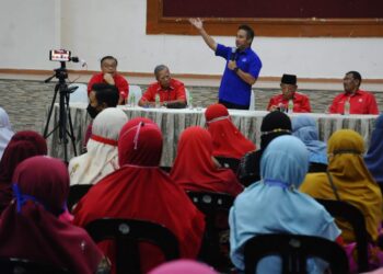 Isham Abdul Jalil ketika berucap pada majlis Ceramah Khas Menyantuni Pimpinan Masyarakat Parlimen Johor Bahru di Dewan Jubli Perak Bandar Baru Uda, hari ini. - UTUSAN/RAJA JAAFAR ALi