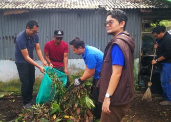 HIZATUL Isham Jalil (tiga dari kiri) bergotong-royong bersama penduduk Seksyen 8 membersihkan rumah seorang penduduk OKU, di Shah Alam, Selangor.- UTUSAN/ABDUL RAZAK IDRIS