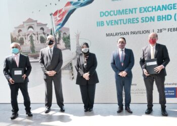 ZARINA Abdul Kadir (tengah) semasa majlis pertukaran tiga MoU yang membawa kerjasama strategik dengan nilai pelaburan RM100 juta di Minggu Johor di Ekspo 2020 Dubai, kelmarin.