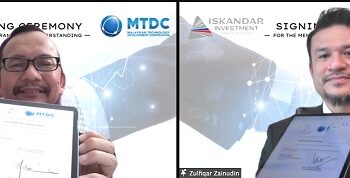 NORHALIM Yunus (kiri) dan Zulfiqar Zainuddin menunjukkan dokumen kerjasama antara IIB Ventures dan
MTDC bagi menubuhkan Pusat Kecemerlangan Robotik di Medini Iskandar Malaysia, Johor Bahru.