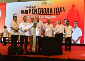 ISMAIL SABRI Yaakob (empat dari kanan) merasmikan Sambutan Hari Peneroka Felda 2020 di Padang Awam Felda Rentam di Bera, Pahang. - UTUSAN/SHAIKH AHMAD RAZIF