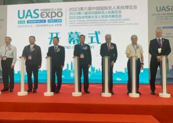 ISMAIL Sabri Yaakob (tiga dari kanan) ketika merasmikan Kongres Dron Dunia ke-7 di Hotel Intercontinental Shenzhen China.