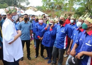 ISMAIL SABRI YAAKOB (kiri) menyantuni ketua masyarakat Orang Asli Kampung Bukit Rok dan Bukit Ibam di padang Sekolah Kebangsaan (SK) Bukit Rok di Bera, Pahang. - UTUSAN/SALEHUDIN MAT RASAD