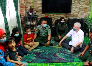 ISMAIL Sabri Yaakob menyantuni keluarga Bombardier Johari Ismail yang mana anaknya, Muhammad Aisy Bazli, 12, mengalami jantung berlubang dalam lawatan beliau ke Markas 1 Briged, Kem Sikamat, Seremban, kelmarin. – UTUSAN/MUHAMMAD IZZAT TERMIZIE.