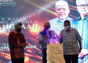 ISMAIL Sabri Yaakob diiringi Ahmad Yakob (kiri) dan Mohd. Syahbuddin Hashim menyempurnakan Majlis Makan Malam Mesyuarat Agung Tahunan MAYC Kebangsaan Kali Ke-60 di Kota Bharu semalam. - FOTO/ZULHANIFA SIDEK