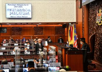 ISMAIL Sabri Yaakob ketika membentangkan RMK12 di Dewan Negara hari ini. - FOTO PENERANGAN
