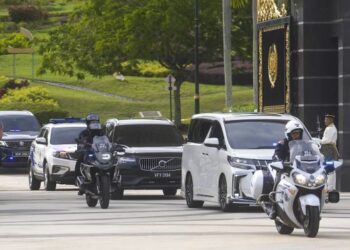 ISMAIL Sabri Yaakob meninggalkan Istana Negara selepas mengadakan perjumpaan kurang sejam bersama Seri Paduka Baginda, petang tadi. 