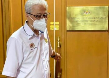 GAMBAR Ismail Sabri menutup pintu yang dimuat naik menerusi Facebooknya tular dan mendapat lebih 70,000 tanda suka.