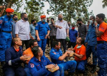 Ismail Sabri Yaakob bertanya khabar anggota Pertahanan Awam ketika  mengadakan lawatan di kawasan bencana tragedi kepala air di Titi Hayun, Yan  hari ini. -UTUSAN/SHAHIR NOORDIN